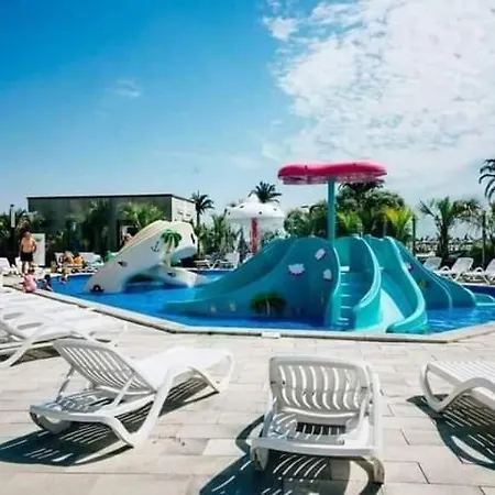 Apartment Promenada Front Pool & Indoor Outdoor Pool Navodari